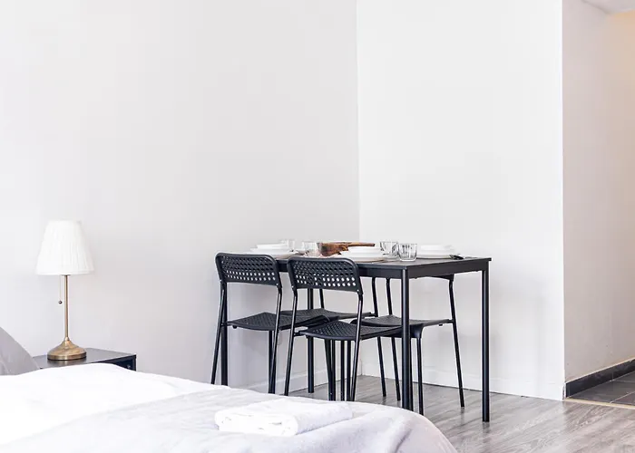 Two Modern Comfortable For Groups Διαμέρισμα *